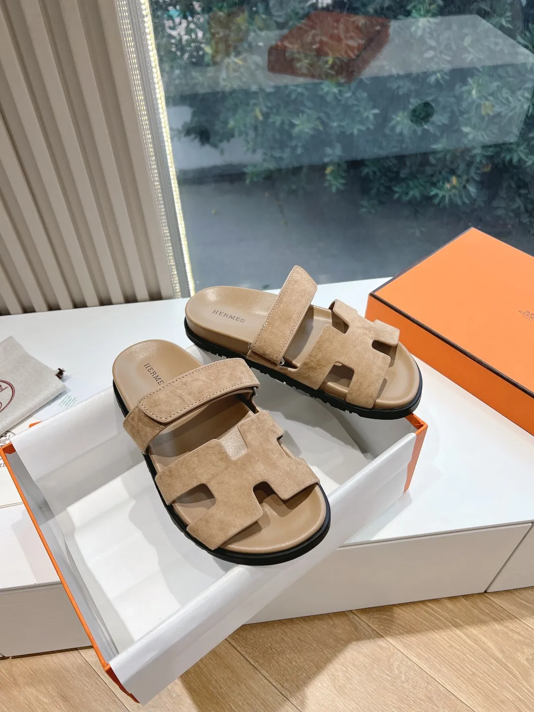 👟👟Ex-factory price 440👟👟 (Top version) H family 2024 spring and summer new style HERMES Hermes' recently popular couple's shoes, pig nose angle sandals and slippers, paired with various colorful socks, very trendy. Upper lining: imported original leather. Outsole: non-slip and wear-resistant outsole. Size: female 35-42 (40/42 non-returnable and non-exchangeable) Men’s size: 39-45 (45 is non-refundable and non-exchangeable)